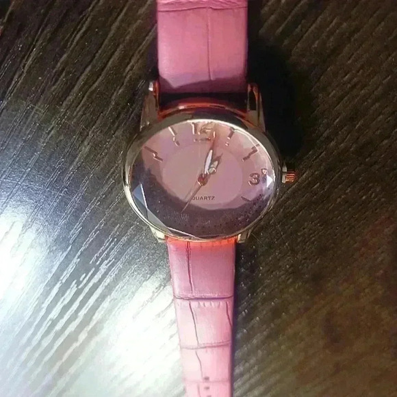 Pink beveled women's quartz watch - Picture 2 of 7